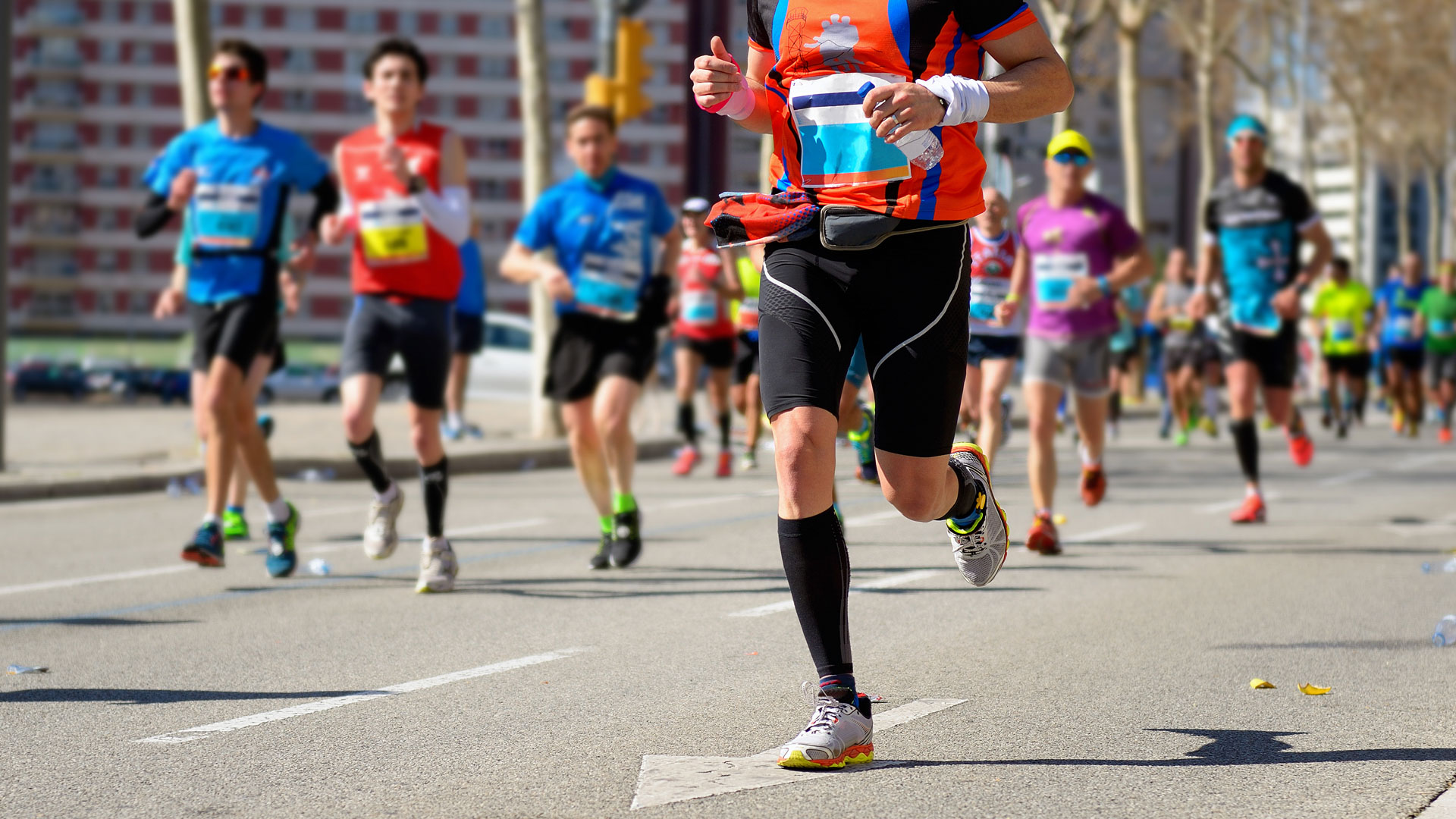 Марафон передача. Марафонец идёт. Marathon Runner. Идем в марафон картинки. Дорога марафона картинка.